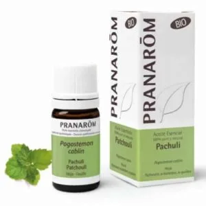El aceite esencial de pachulí (Pogostemon cablin) destaca por su aroma profundo y por sus beneficios para la circulación linfática y venosa. Además, ayuda a reducir rojeces, congestión y signos de varices, siendo un valioso aliado en cosmética natural. Ideal para perfumes cálidos y sensuales.