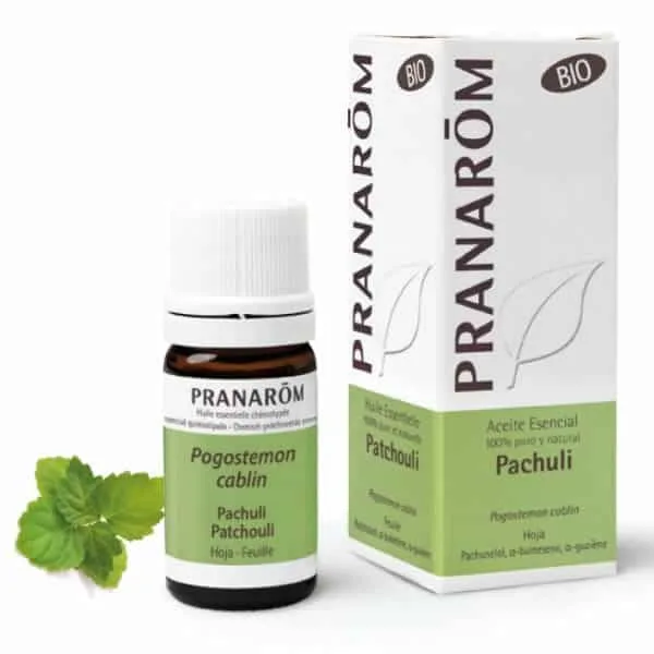 El aceite esencial de pachulí (Pogostemon cablin) destaca por su aroma profundo y por sus beneficios para la circulación linfática y venosa. Además, ayuda a reducir rojeces, congestión y signos de varices, siendo un valioso aliado en cosmética natural. Ideal para perfumes cálidos y sensuales.